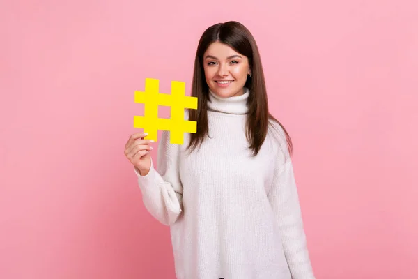 Beautiful Woman Holding Hashtag Symbol Promoting Viral Topic Social Network — Stock Photo, Image