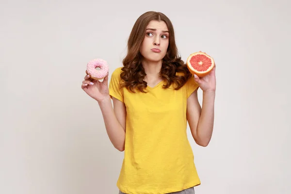 Sağlıklı Meyveler Yüksek Kalorili Tatlılara Karşı Greyfurt Donut Arasında Seçim — Stok fotoğraf