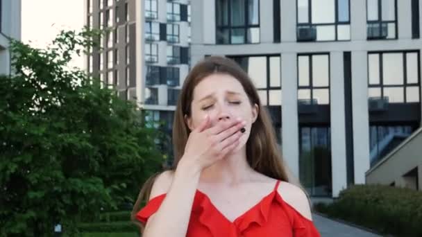 Uykulu Yorgun Uzun Saçlı Kırmızı Şık Elbiseli Esneyen Ağzı Avuç — Stok video