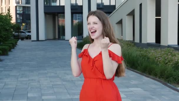 Son Derece Mutlu Uzun Saçlı Kırmızı Zarif Elbisesi Olan Yumruklarını — Stok video
