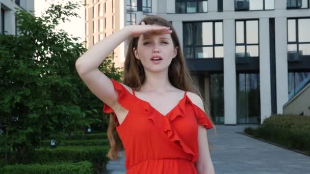 Bedårande Kvinna Med Långt Hår Bär Röd Elegant Klänning Stående — Stockvideo
