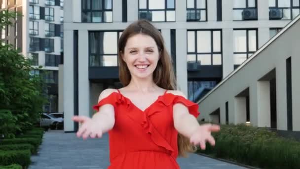 Kollarıma Gel Uzun Saçlı Kırmızı Şık Elbiseli Kucaklaşmak Için Ellerini — Stok video