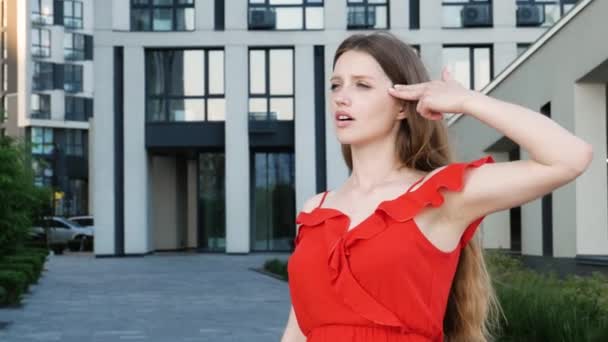 Donna Disperata Con Capelli Lunghi Indossa Abito Rosso Elegante Puntando — Video Stock