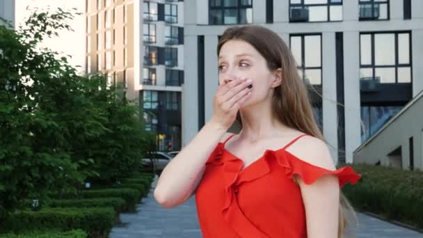 Vista Laterale Della Donna Con Capelli Lunghi Che Indossa Abito — Video Stock