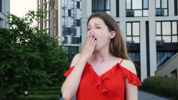 Nevoie Odihnă Femeia Obosită Purtând Căscat Roșu Elegant Rochie Visând — Videoclip de stoc