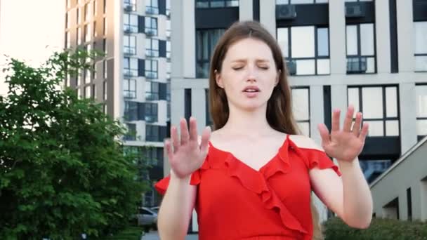 Blinde Vrouw Met Lang Haar Draagt Rode Elegante Jurk Lopen — Stockvideo