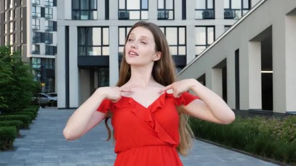 Das Bin Ich Selbstbewusste Frau Mit Langen Haaren Rotem Eleganten — Stockvideo