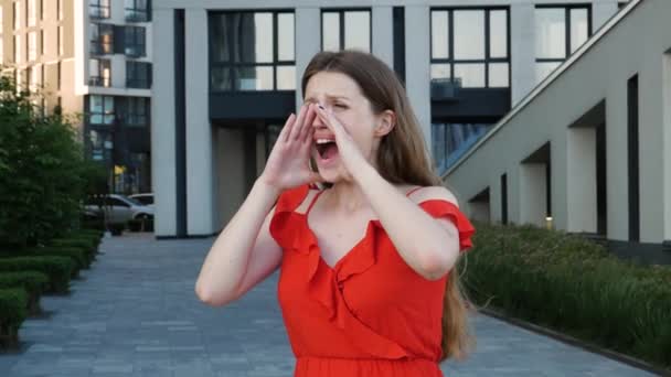 Жінка Червоній Елегантній Сукні Тримає Руки Навколо Широкого Відкритого Рота — стокове відео