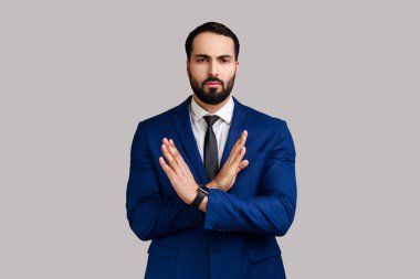 Hayır, bu son. Sakallı adam el ele tutuşuyor, uyarı ya da içki yasağı işareti yapıyor, yani bitirmeyi durduruyor, resmi tarz takım elbise giyiyor. Gri arka planda izole edilmiş kapalı stüdyo görüntüleri.