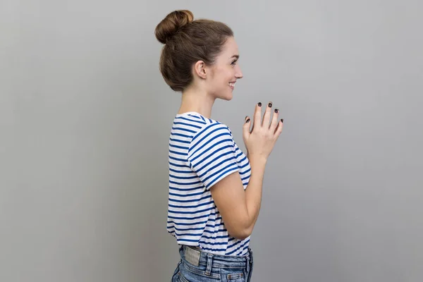 Retrato Vista Lateral Astuta Mujer Tortuosa Que Lleva Una Camiseta —  Fotos de Stock