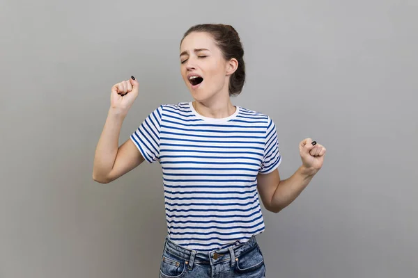 Portrait Une Femme Fatiguée Endormie Portant Shirt Rayé Bâillant Levant — Photo