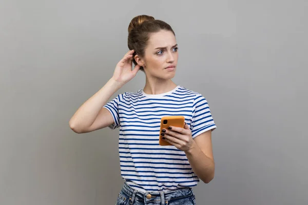 Retrato Una Mujer Pensativa Pensativa Con Una Camiseta Rayas Pie — Foto de Stock