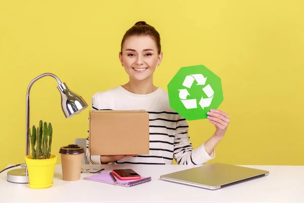 Odpovědná Sebevědomá Žena Držící Zelenou Recyklační Ceduli Ruce Lepenkový Obal — Stock fotografie