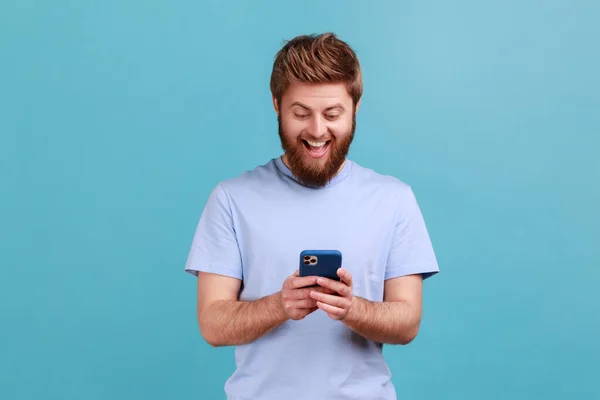Mutlu Heyecanlı Sakallı Bir Adamın Portresi Çevrimiçi Telefonu Kullanıyor Hoş — Stok fotoğraf