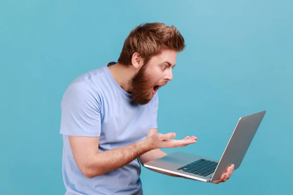 Porträtt Attraktiv Förvånad Överraskad Skäggig Man Pekar Finger Laptop Display — Stockfoto