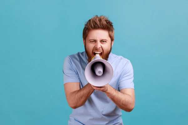 Ağız Kenarında Megafon Tutan Sakallı Adamın Portresi Yüksek Sesle Konuşan — Stok fotoğraf