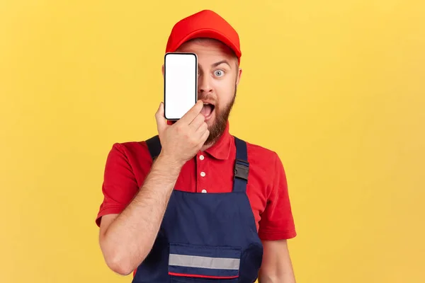 Portret Van Een Geschokte Verblufte Bebaarde Arbeider Blauw Uniform Die — Stockfoto