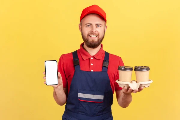 Mavi Tulumlu Kırmızı Şapkalı Kurye Portresi Elinde Hazır Kahve Reklam — Stok fotoğraf