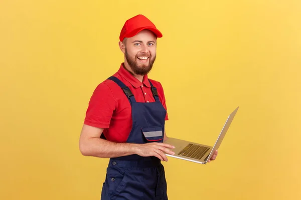Zijaanzicht Van Een Arbeider Een Blauwe Overall Rood Shirt Pet — Stockfoto