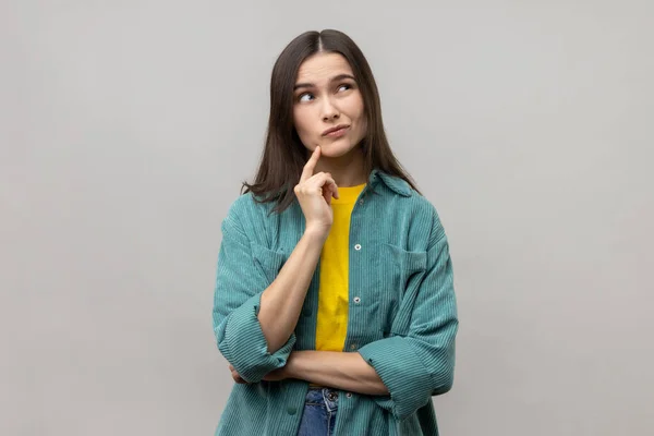 Porträt Einer Nachdenklichen Frau Mit Dunklen Haaren Die Wegschaut Mit — Stockfoto