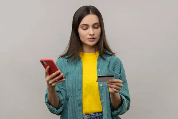 머리의 여자가 스마트폰 카드를 데이터를 입력하고 온라인 쇼핑을 캐주얼 스타일의 — 스톡 사진