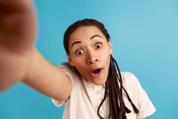 Sorprendida Mujer Sorprendida Con Rastas Sorprendido Expresión Haciendo Selfie Mirando — Foto de Stock