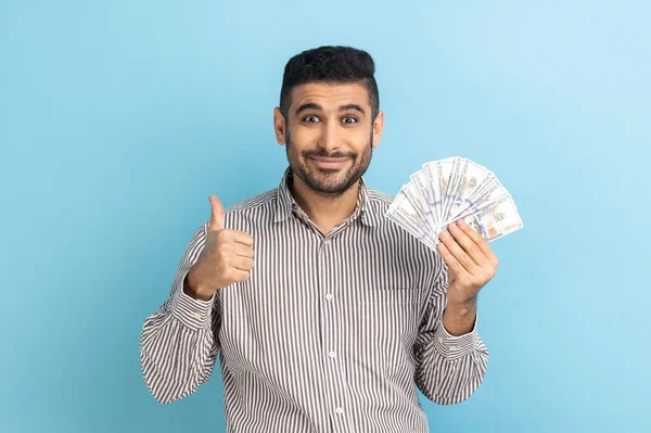 Dolar Banknotları Sakallı Mutlu Bir Adamının Portresi Başparmaklarını Göstererek Zengin — Stok fotoğraf