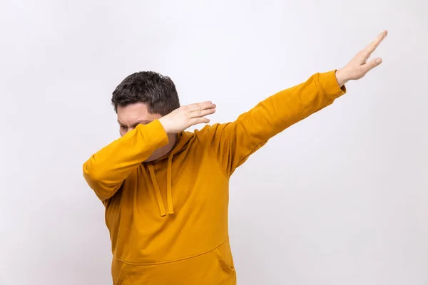 Porträtt Mörkhårig Anonym Man Stående Dab Dans Pose Internet Meme — Stockfoto