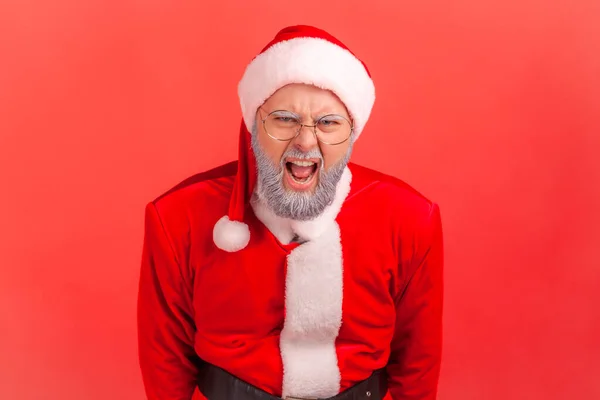 Hombre Anciano Enojado Con Barba Gris Usando Traje Santa Claus —  Fotos de Stock