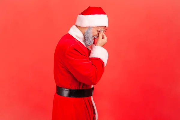 Homem Idoso Infeliz Com Barba Cinza Vestindo Traje Papai Noel — Fotografia de Stock