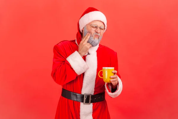 Portrét Staršího Muže Šedým Vousem Kostýmu Santa Clause Trpícího Strašlivou — Stock fotografie