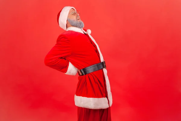 Homem Idoso Doente Com Barba Cinza Vestindo Traje Papai Noel — Fotografia de Stock