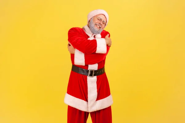 Starszy Mężczyzna Szarej Brodzie Kostiumie Świętego Mikołaja Przytulający Się Siebie — Zdjęcie stockowe