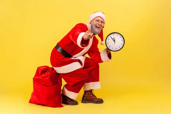 Homem Idoso Feliz Positivo Com Barba Cinza Traje Papai Noel — Fotografia de Stock