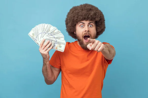 Portrét Ohromeného Šokovaného Muže Afro Účesem Oranžovém Tričku Dolarovými Bankovkami — Stock fotografie