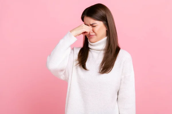 Verwirrtes Mädchen Mit Brünetten Haaren Das Ihre Nase Kneift Den — Stockfoto