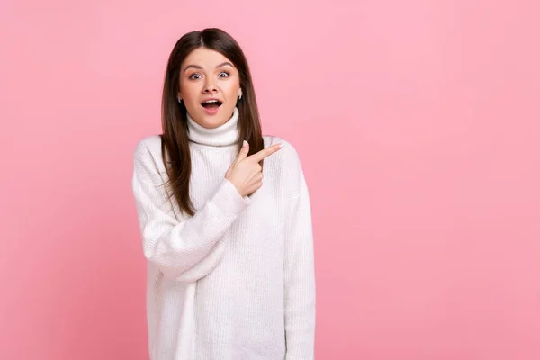 Portrait Amazed Brunette Girl Points Aside Empty Place Content Expressing — Stock Photo, Image