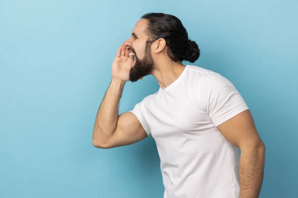 Attentie Aankondiging Zijaanzicht Van Knappe Man Met Baard Wit Shirt — Stockfoto