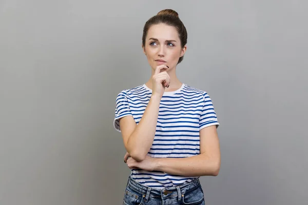 Retrato Una Mujer Pensativa Con Una Camiseta Rayas Pie Sosteniendo — Foto de Stock