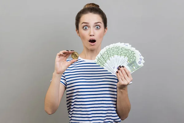 셔츠를 크리스탈 동전을 지폐를 좋아하는 여성이 모습이다 은회색 배경에 고립되어 — 스톡 사진