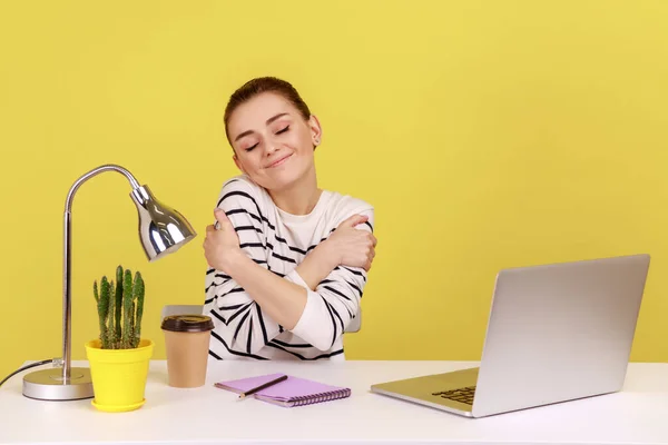 Gestora Oficina Feliz Egoísta Abrazándose Con Expresión Placer Sentada Lugar — Foto de Stock