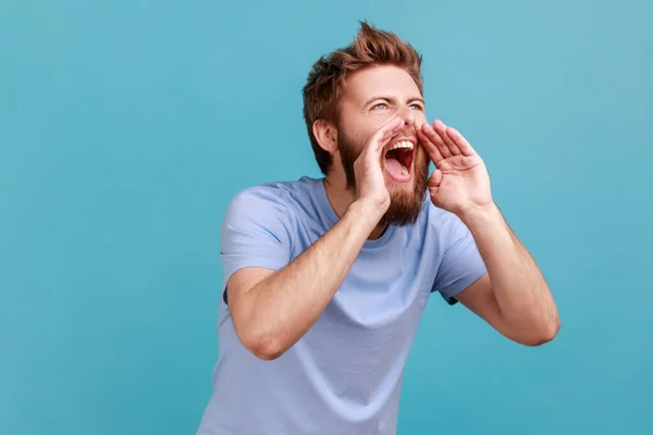 Πορτρέτο Του Θυμωμένος Όμορφος Γενειοφόρος Άντρας Δυνατά Ουρλιάζοντας Ανοίγοντας Στόμα — Φωτογραφία Αρχείου