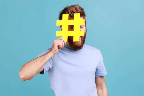 Sakallı Adamın Portresi Sarı Hashtag Işaretinin Arkasına Saklanıyor Web Sitelerindeki — Stok fotoğraf