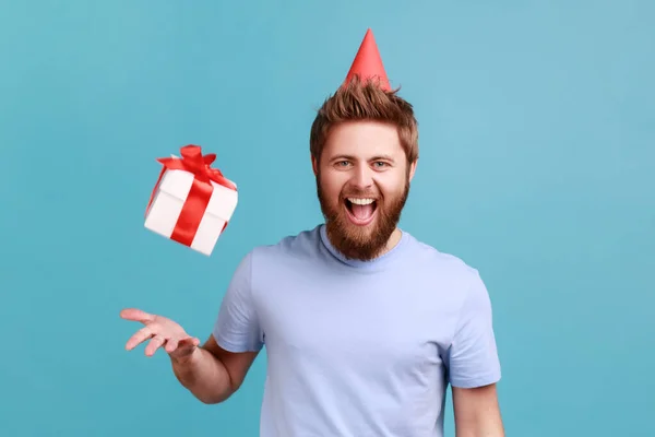 Portret Van Een Vrolijke Man Met Baard Een Feestkegel Die — Stockfoto