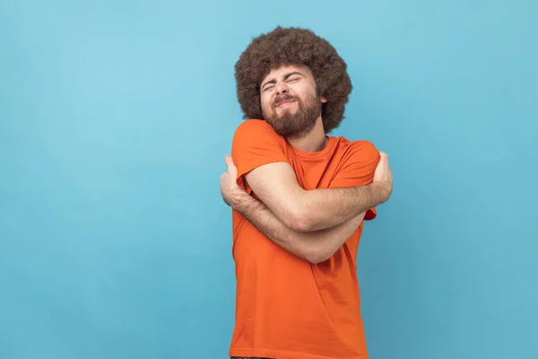 Retrato Homem Narcisista Egoísta Com Penteado Afro Abraçando Sorrindo Com — Fotografia de Stock