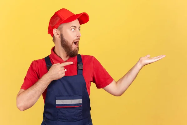 Shocked Surprised Worker Man Standing Presenting Copy Space Advertisement His — Stock Photo, Image
