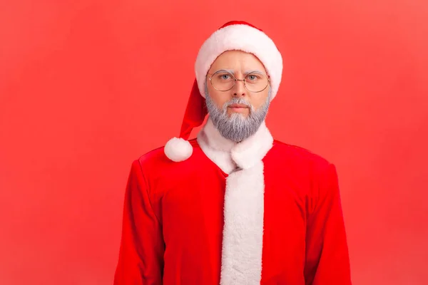 Porträt Eines Ernsten Älteren Mannes Mit Grauem Bart Weihnachtsmann Kostüm — Stockfoto
