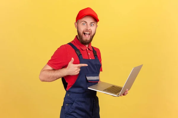 Vista Lateral Trabalhador Excitado Vestindo Macacão Azul Camiseta Vermelha Boné — Fotografia de Stock