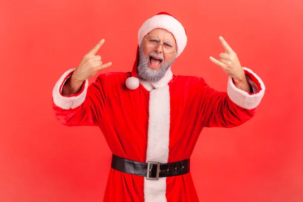 Возбужденный Пожилой Человек Седой Бородой Костюме Санта Клауса Кричит Показывает — стоковое фото