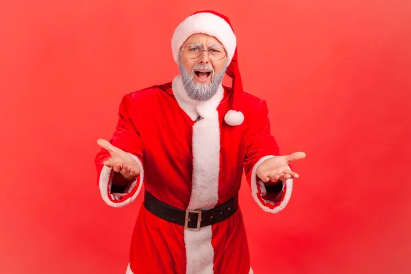 Portretul Unui Bătrân Trist Nefericit Barbă Gri Îmbrăcat Costum Santa — Fotografie, imagine de stoc